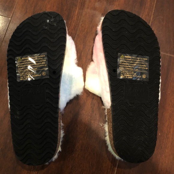 ⭐️ NEW Forever Furry Pastel Rainbow Sandal Slippers Womens Size 6 - Picture 2 of 5